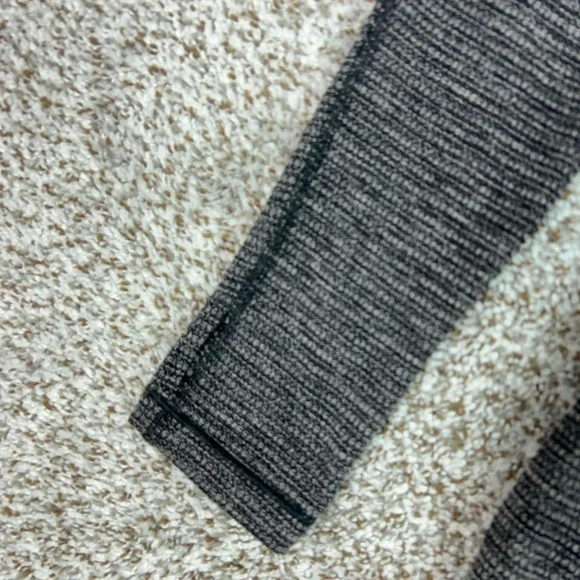 Lululemon Shirt Womens Medium Gray Long Sleeve Cowl Neck Striped Yoga Gym Run - Picture 3 of 8